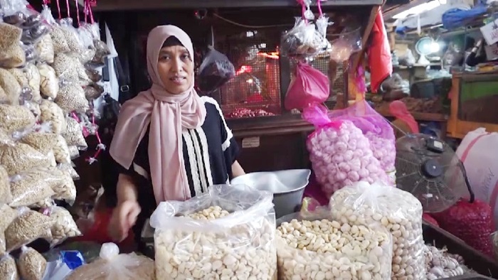 Salah satu pedagang di Surabaya yang menjual bawang putih.