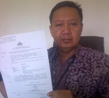 SURAT PANGGILAN - Kasubdit II Harda Bangtah Polda Jawa Timur, AKBP Hadi Utomo menunjukkan surat panggilan tersangka Liauw Inggarwati. Foto : azharil farih/BangsaOnline