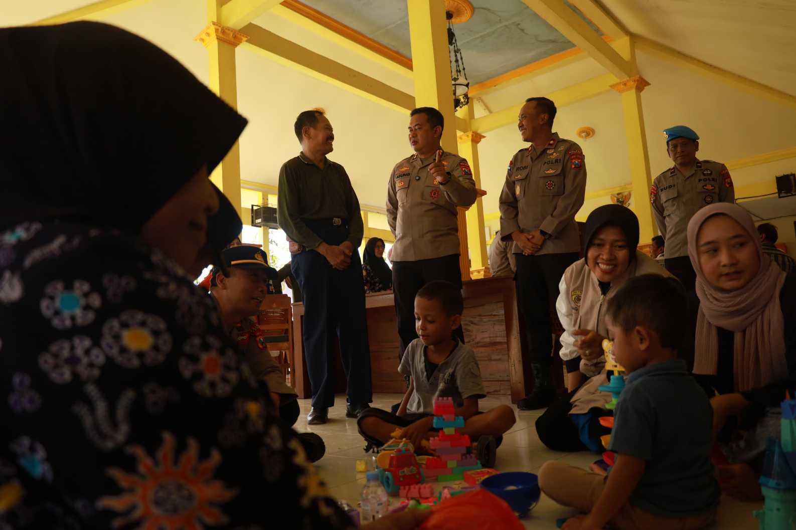 Kombes Pol Agung Setyo Nugroho, Plt. Kapolres Tuban saat menemui warga saat penyaluran bantuan di Kecamatan Semanding