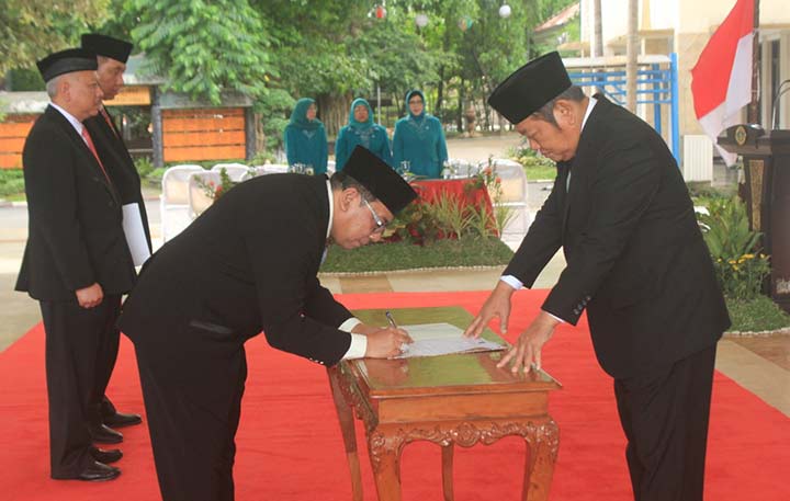 TEKEN: Tjarda menandatangani pakta integritas saat dilantik oleh Bupati Sidoarjo sebagai Kadisperindag Sidoarjo, Rabu (27/2). foto: ist