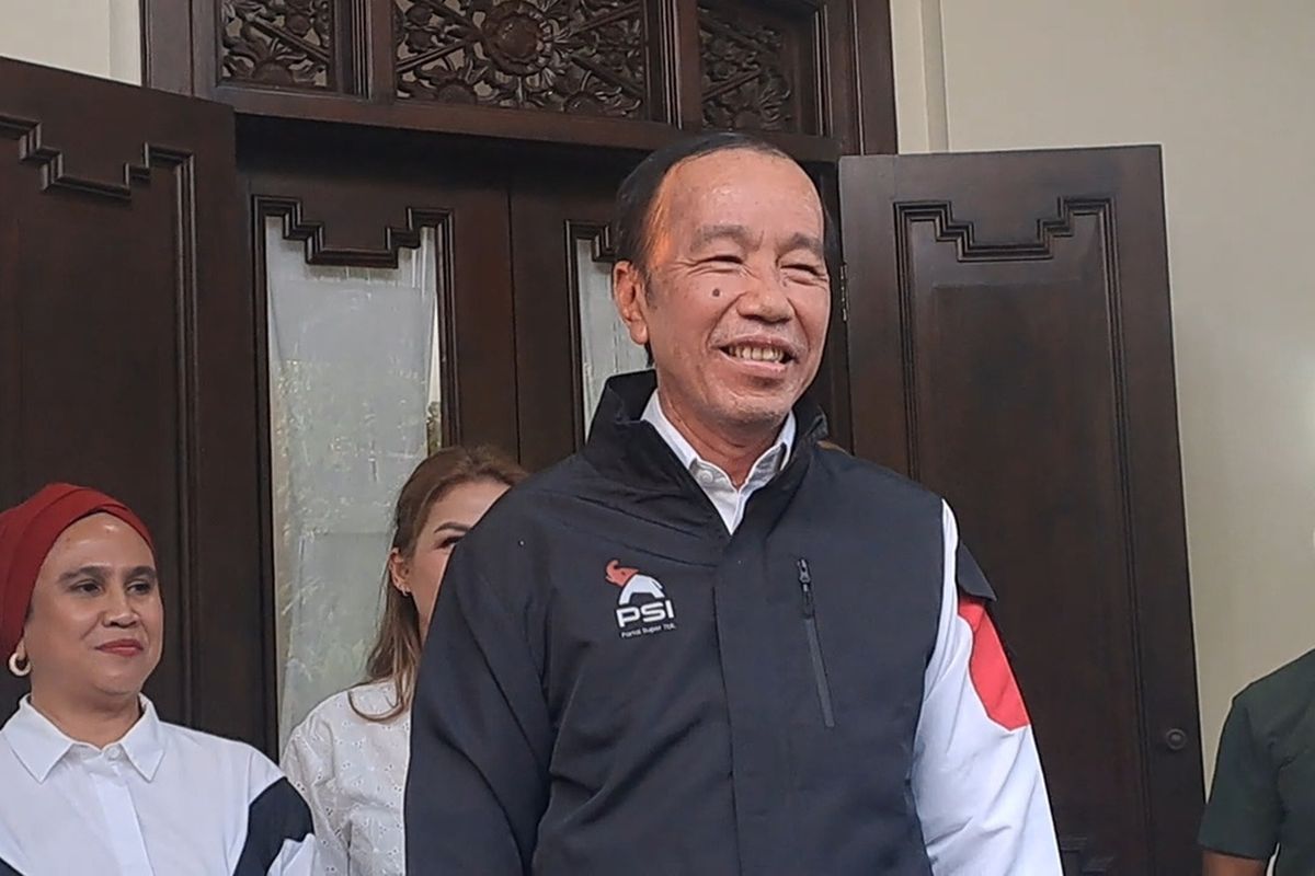 Mantan Presiden Jokowi pakai jaket berlgogo gajah, yakni logo parpol yang dipimpin putra ragilnya, Kaesang Pangarep. Foto: Kompas