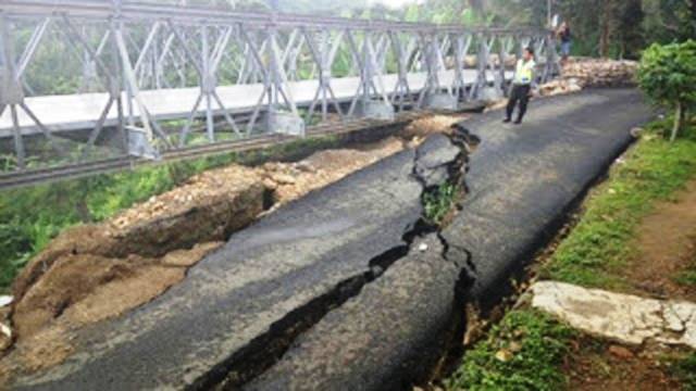 Kondisi jembatan daruat di Dusun Dondong, Desa Gemaharjo, Kecamatan Tegalombo, Pacitan.