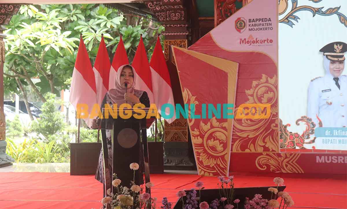 Bupati Mojokerto, Ikfina Fahmawati, saat membeberkan solusi atasi tantangan di tahun 2025. Foto: NINA PUJI RAHAYU/BANGSAONLINE