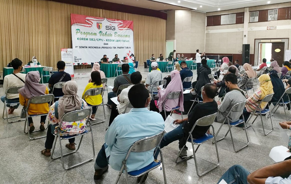Vaksinasi dilaksanakan di Gedung Graha Sandiya, Komplek Perumahan Dinas Semen Indonesia.