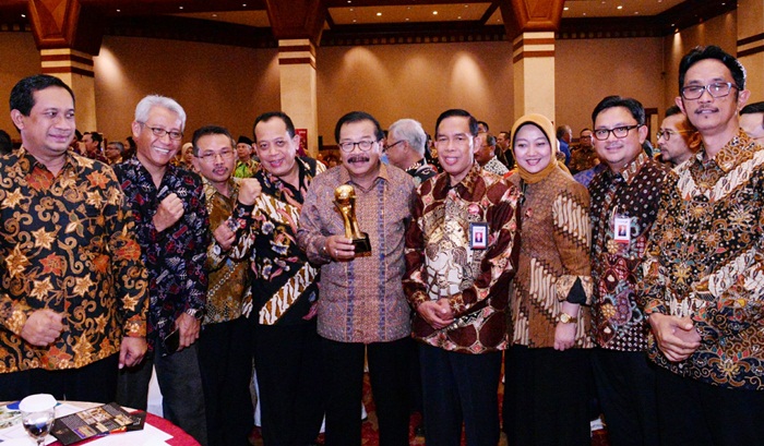 Pakde Karwo Terima Penghargaan TOP Pembina BUMD 2018