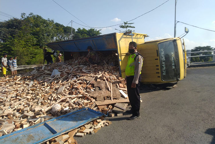 Truk Bermuatan Kayu Terguling di Fly Over Sukodono Sidoarjo