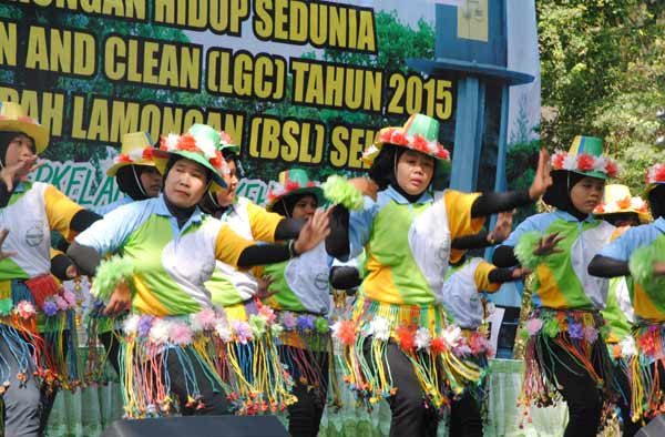 Sejumlah aksi yel-yel di acara LGC yang berujung kekecewaan peserta. (foto: haris/BANGSAONLINE)