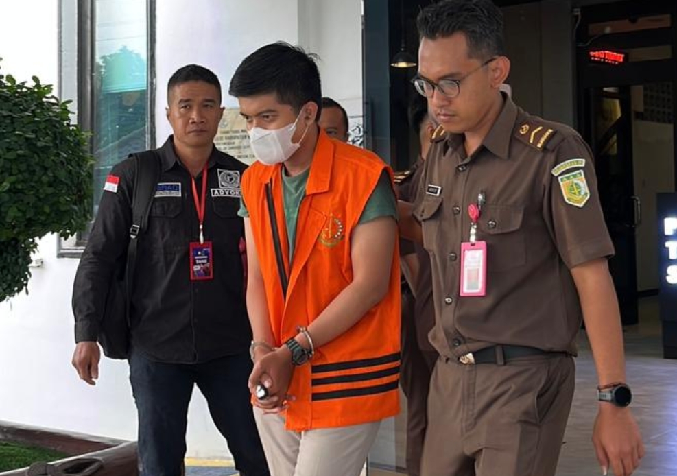 Salah satu tersangka saat digelandang petugas Kejari Kediri