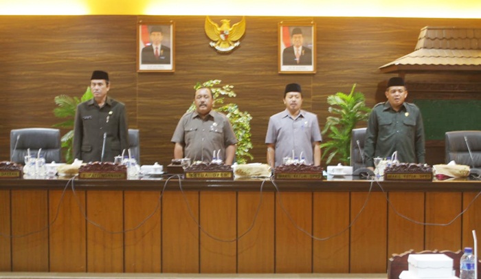Wakil Ketua III DPRD Nganjuk Sumardi SH saat memimpin rapat paripurna DPRD bersama Sekda Nganjuk Agus Subagyo. Foto: BAMBANG/ BANGSAONLINE