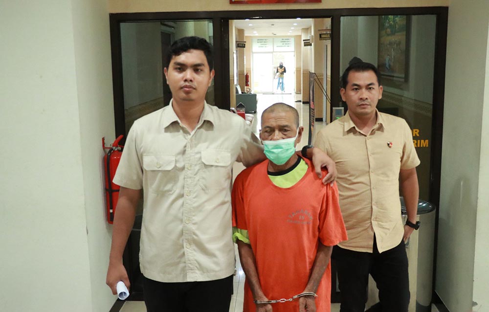 Terduga pelaku saat diamankan di Mapolres Gresik. Foto: Ist.