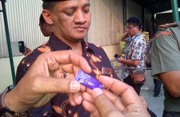 Perwakilan dari MUI Jatim saat menunjukkan permen "Yaowo". foto: rusmiyanto/BANGSAONLINE