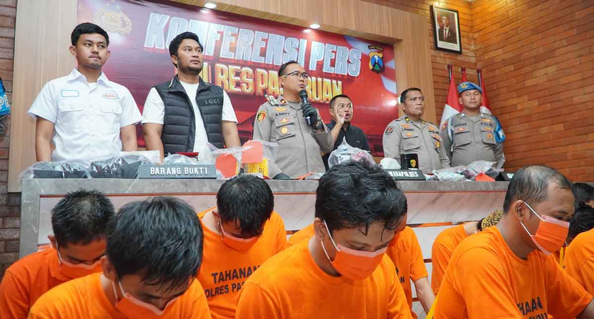 Konferensi pers terkait ungkap kasus selama Operasi Sikat Semeru 2025 di Mapolres Pasuruan.