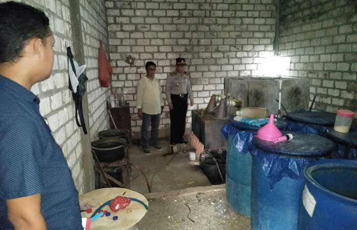 Petugas masih mengendus usaha produksi miras di Semanding Tuban.