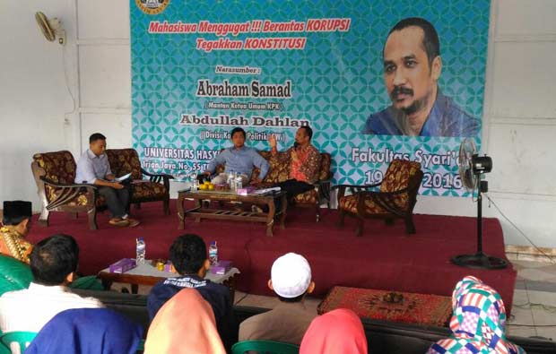 Abdullah Dahlan dan Abraham Samad saat mengisi seminar di Unhasy, Tebuireng, Jombang, Kamis (19/05). foto: romza/ BANGSAONLINE
