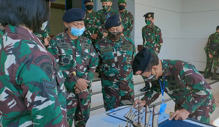 Pangarmada II Dampingi Pangdam V/Brawijaya Lepas Satgas Pamtas Yonif Mekanis 516/CY ke Papua