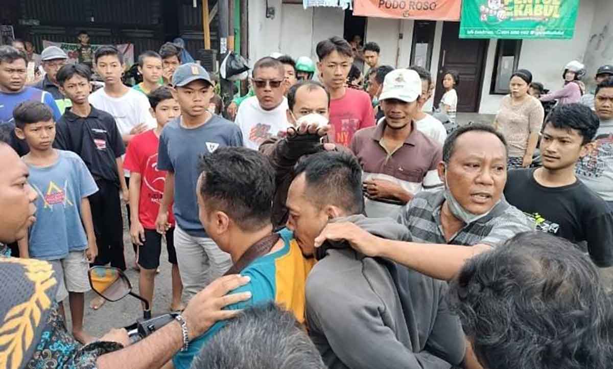 Pelaku saat dimassa oleh warga saat kepergok mencuri tas di Sidoarjo, Selasa (27/12/2022)