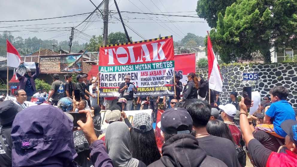 Aksi warga di kawasan Tretes menyuarakan penolakan alih fungsi hutan