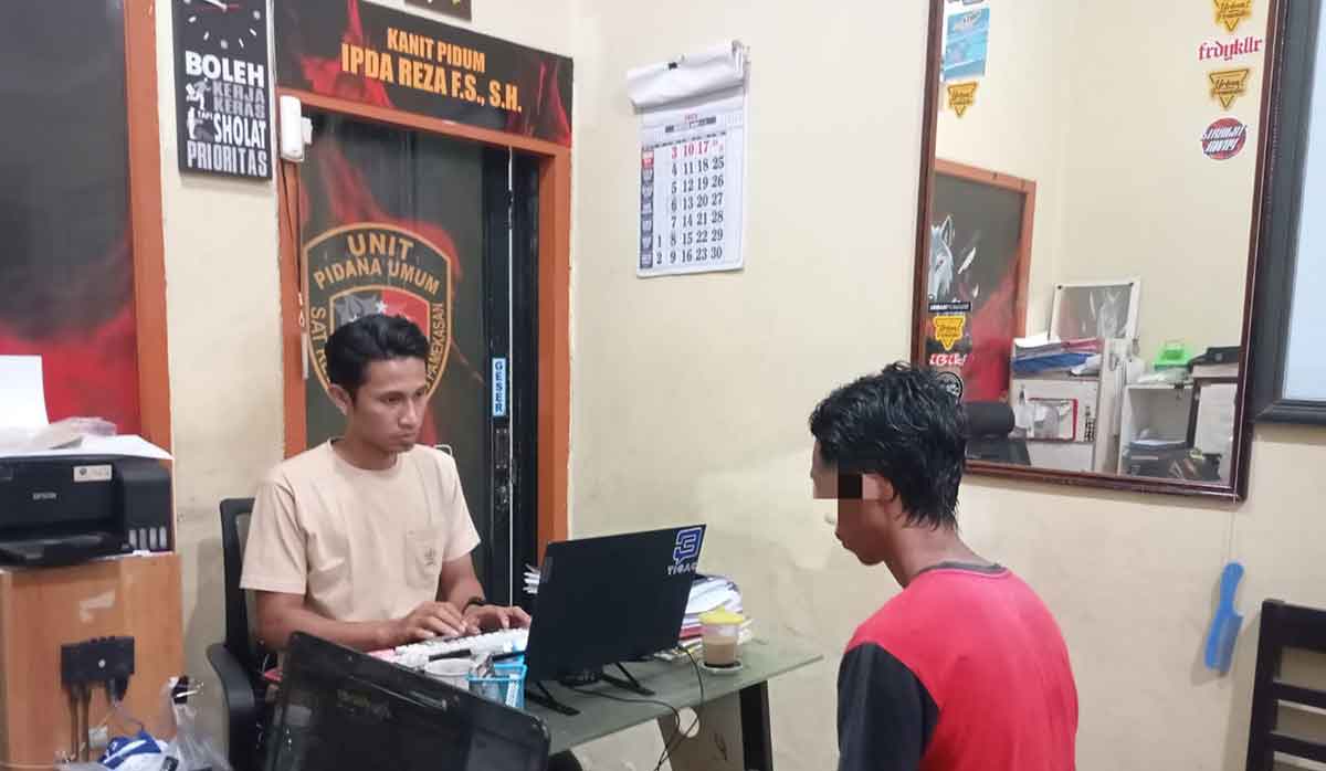 Polisi saat mengiterogasi pelaku penganiayaan lansia di Pamekasan.