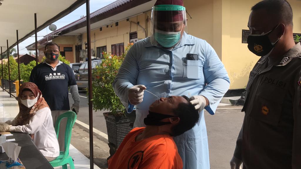 Cegah Paparan Covid-19, Seluruh Tahanan Polres Blitar Kota Jalani Swab Test Antigen