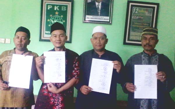 BEBER SURAT - Forum MWC NU Sidoarjo menunjukkan surat yang dikirimkan ke DPP PKB terkait penolakan terhadap MG Hadi Sutjipto, Kamis (18/6). foto: musta