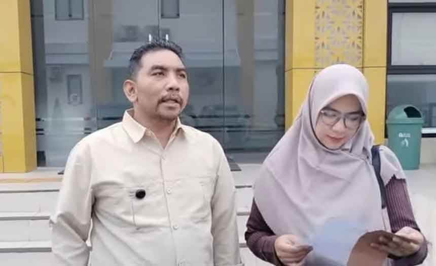 Setiya Cahyaningrum bersama suaminya saat melapor ke Polres Pamekasan.