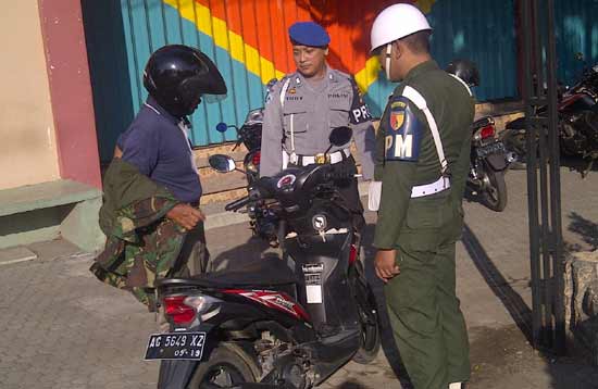 Salah satu warga sipil yang kedapatan mengenakan jaket doreng. (foto: soewandito/BANGSAONLINE)