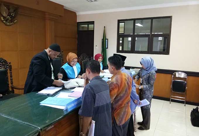 Tim kuasa hukum Pemkab Pacitan menyampaikan bukti di depan majelis hakim PTUN Surabaya.