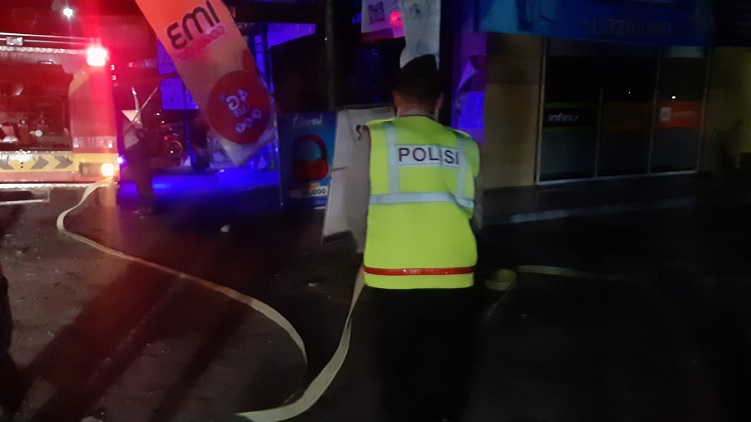 Konter Handphone di Srengat Blitar Terbakar, Pemilik Rugi Puluhan Juta
