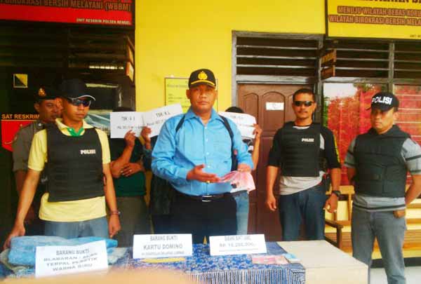Ketiga pelaku (menutupi wajah) saat dirilis di Polsek Rengel. (suwandi/BANGSAONLINE)