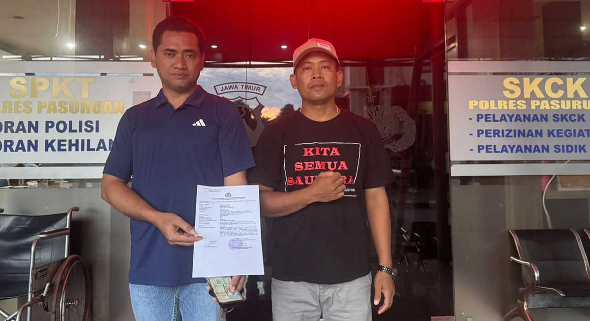 Korban saat menunjukkan bukti laporan ke Polres Pasuruan.