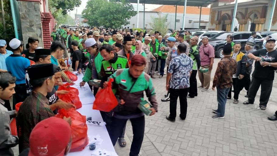 Driver ojol saat mengantre pembagian paket sembako