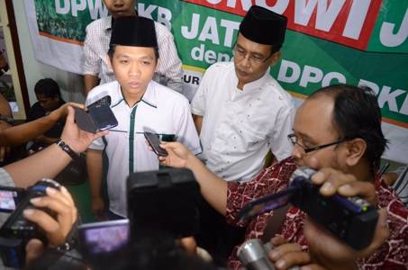  Sekretaris DPW PKB Jatim, Thoriqqul Haq, kemarin mengumumkan kemenangan Jokowi-JK di Jawa Timur versi real count DPW PKB Jatim. foto:diday rosadi/bangsaonline