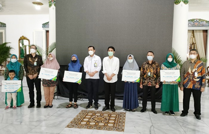 Perwakilan penerima beasiswa dari BPJamsostek, Aditya (SD), Egnatius Handika Setiawan (SD), M. Rizal Firmansyah (SMP), Dyah Rofi Anggraini (SMA), serta Ahli Waris dari Alm. Zainal Abidin.