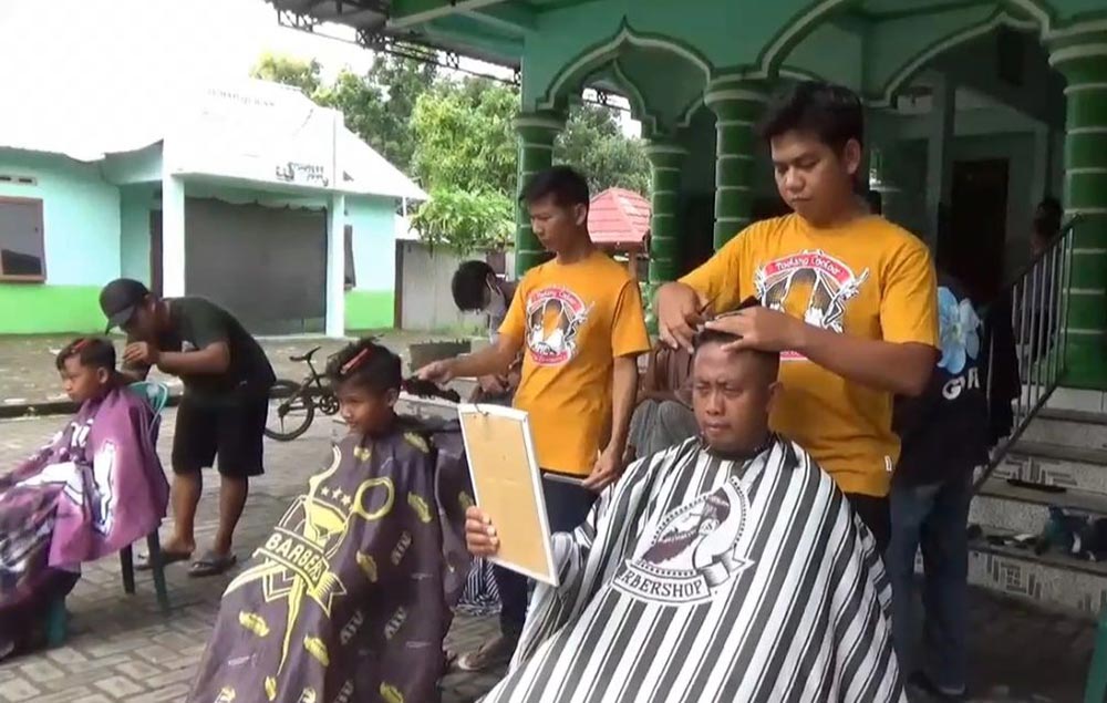 Tradisi potong rambut massal menyambut bulan Ramadhan di Desa Tempuran, Ngawi.