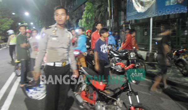 RAZIA: Kanit Laka Lantas Polres Sidoarjo, Ipda M Fahmi saat memimpin razia pengendara motor protolan dan knalpot brong, kemarin. foto: catur andy erlambang/ BANGSAONLINE