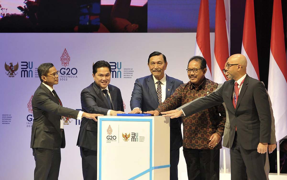 Menteri BUMN, Erick Thohir (kedua kiri), Wakil Menteri BUMN I, Pahala Nugraha Mansury (kiri), pada acara SOE International Conference di Bali. Foto: Ist
