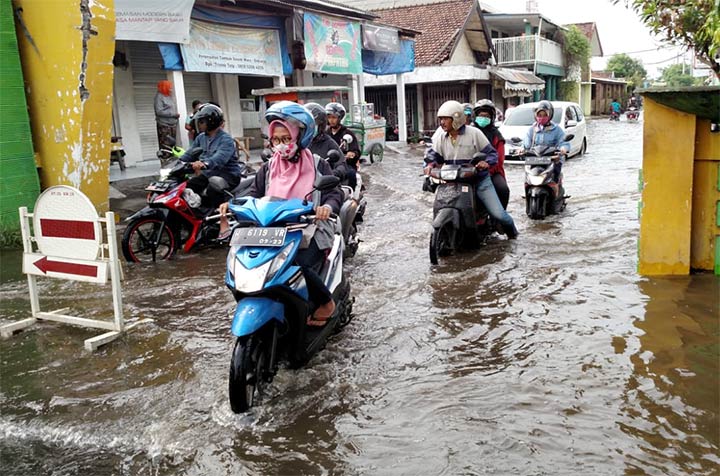 Sejumlah ruas jalan sudah bisa dilewati kendaraan meski masih ada genangan.