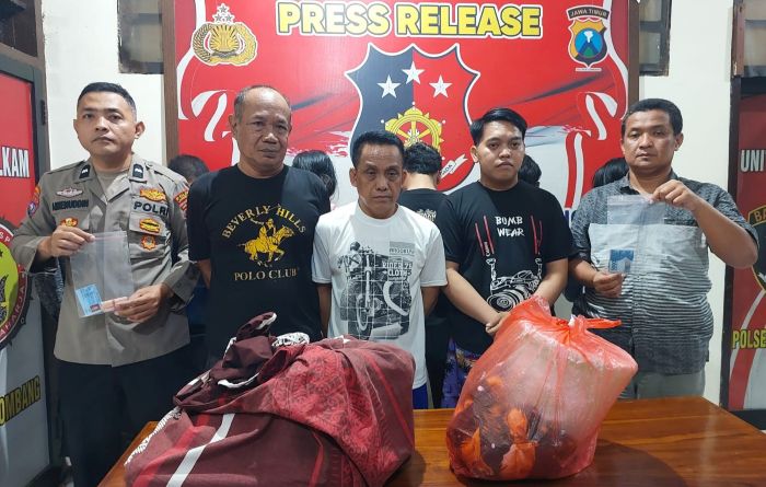 Tiga pelaku beserta barang bukti saat diamankan di Polsek Jombang