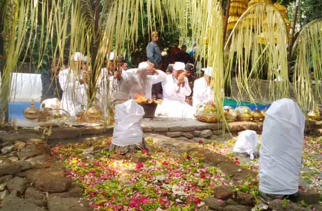 Sesepuh saat menggelar ritual dengan miras di sampingnya. foto: arif kurniawan/BANGSAONLINE