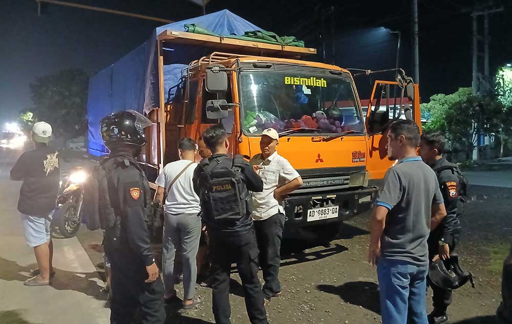 Tim Raimas Kalam Munyeng Satuan Samapta Polres Gresik saat mengamankan sopir dan truk pengangkut besi di Kabupaten Lamongan. Foto: Ist.