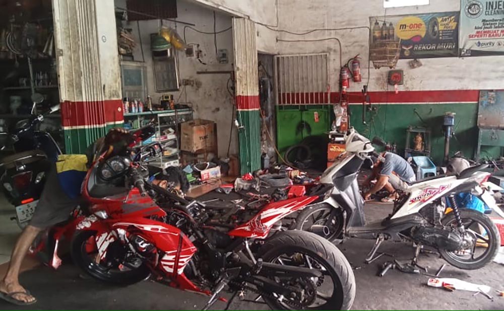 Budi Motor di Jalan Hayam Wuruk Tuban menjadi salah satu bengkel yang ditunjuk Pertamina sebagai mitra untuk menangani keluhan warga yang kendaraannya bermasalah usai mengisi BBM jenis Pertalite.