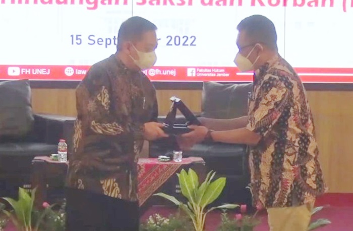 Sekjen LPSK Noor Sidharta (kiri) menerima cenderamata dari Unej yang diberikan oleh Wakil Rektor III.