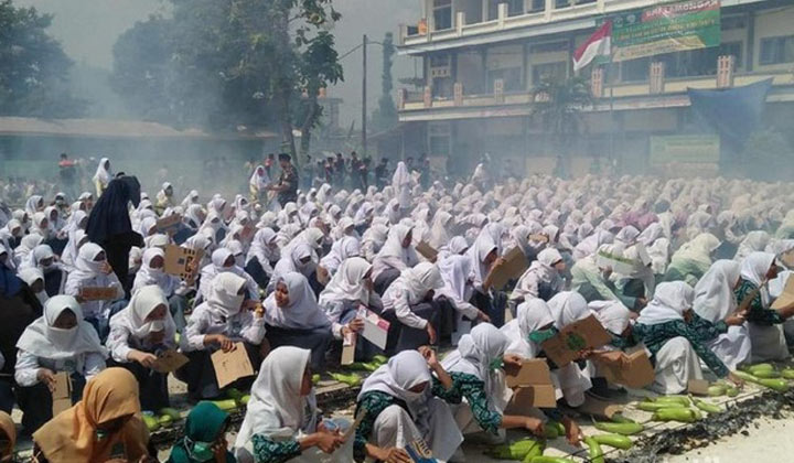 Para santri sedang bakar ribuan terong di halaman ponpes Al Fatimiyah, Banjaranyar, Paciran, Lamongan.