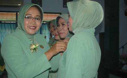 Ketua Persit, sedang menyematkan pin penghargaan kesetiaan dan pengabdian kepada pengurus. foto: BANGSAONLINE
