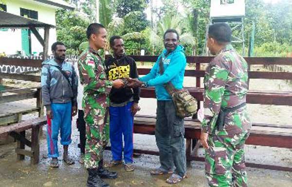 Warga perbatasan RI-PNG menyerahkan senjata api le Satgas Yonif Mekanis 516.