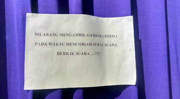 Salah satu pengumuman di TPS yang melarang mengambil gambar saat mencoblos di bilik suara.