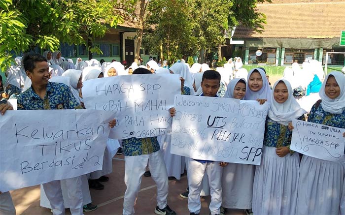 Aksi siswa-siswi SMKN 1 Rembang Kabupaten Pasuruan saat menggelar demo.