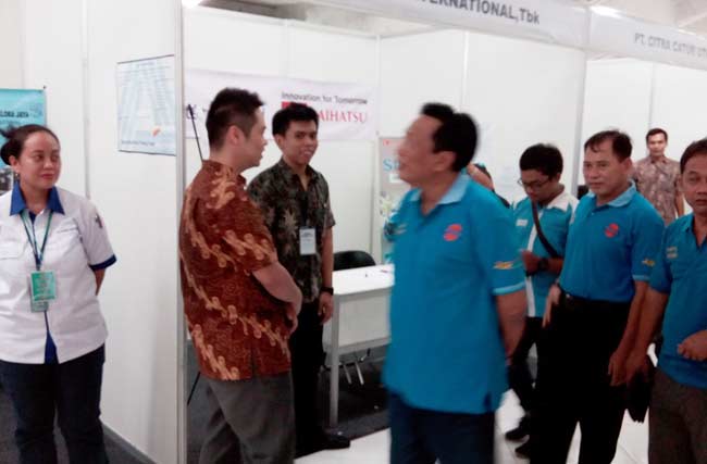 Bupati Sambari saat meninjau stand Job Fair 2016. foto: syuhud/ BANGSAONLINE