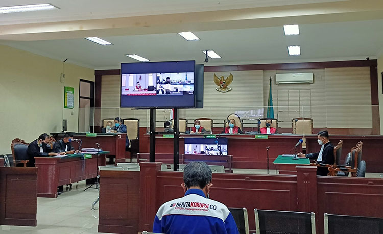 Proses sidang lanjutan Novi Cs secara virtual di Pengadilan Negeri Tipikor Surabaya dan Rutan Kelas IIB Nganjuk. (foto: ist)