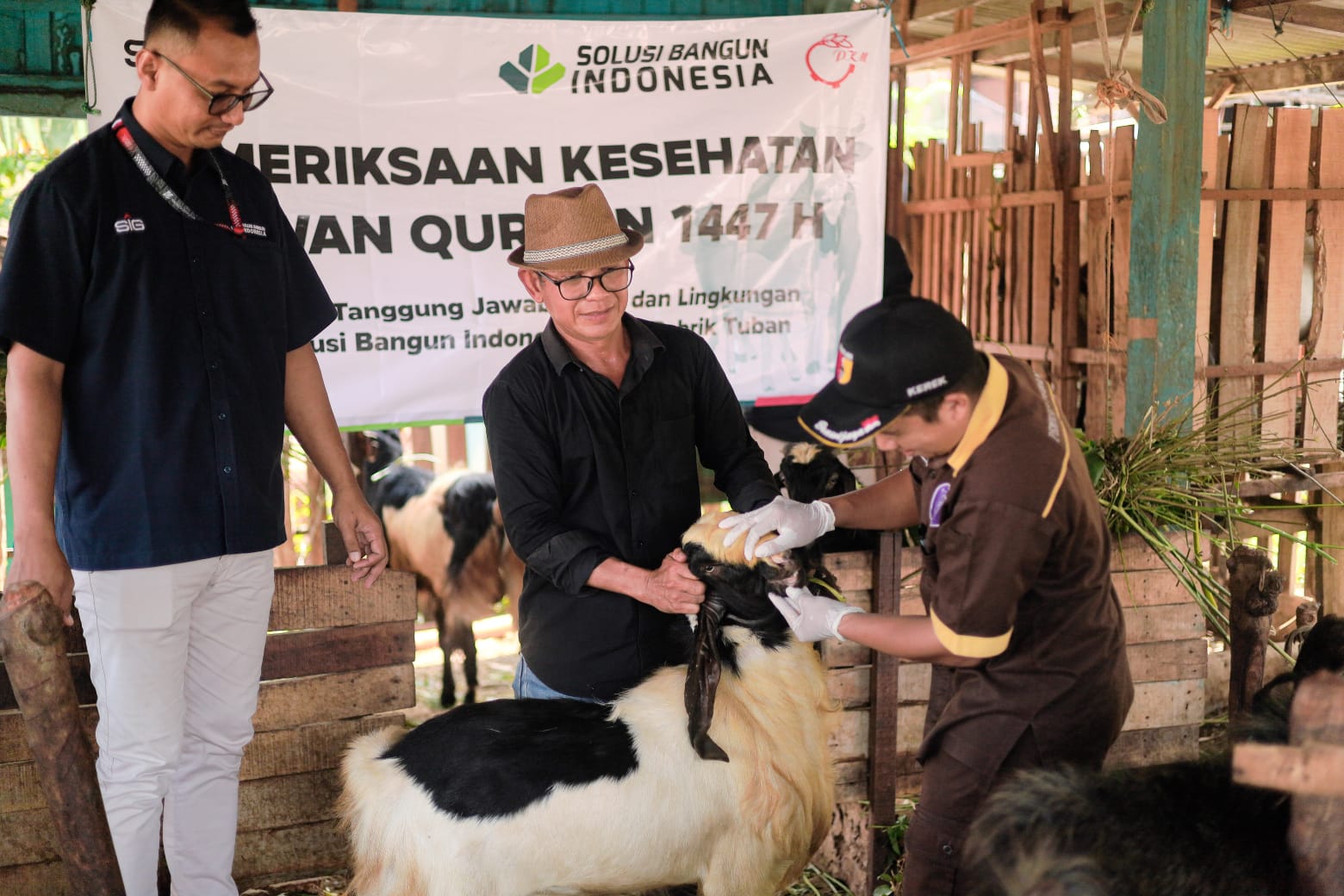 Penyerahan hewan kurban dari PT SBI